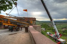 Dachsanierung Schloss Staufenberg Durbach  - Kran musste mit Autokran in den Schlosshof gehoben werden, da die Zufahrt durch das Eingangsportal beschränkt war.