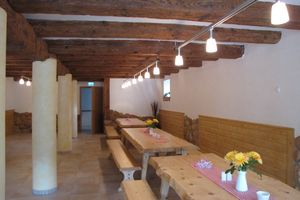 Aménagement intérieur d'une ancienne écurie jusqu'à un magasin de ferme avec salle de dégustation