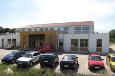 Construction of an industrial hall with wooden elements