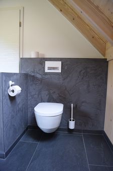 Bad und Toiletten in einem Holzhaus