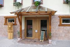 Aménagement intérieur d'une ancienne écurie jusqu'à un magasin de ferme avec salle de dégustation