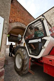 Dachsanierung Schloss Staufenberg Durbach  - Kran musste mit Autokran in den Schlosshof gehoben werden, da die Zufahrt durch das Eingangsportal beschränkt war.