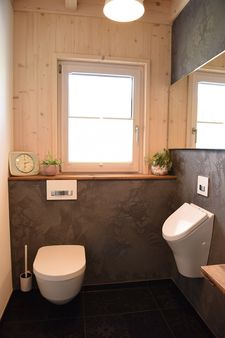 Bad und Toiletten in einem Holzhaus