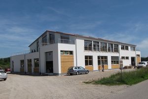 Construction d'un hall industriel avec des éléments en bois