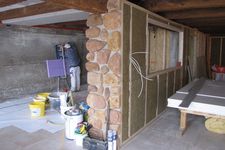 Aménagement intérieur d'une ancienne écurie jusqu'à un magasin de ferme avec salle de dégustation